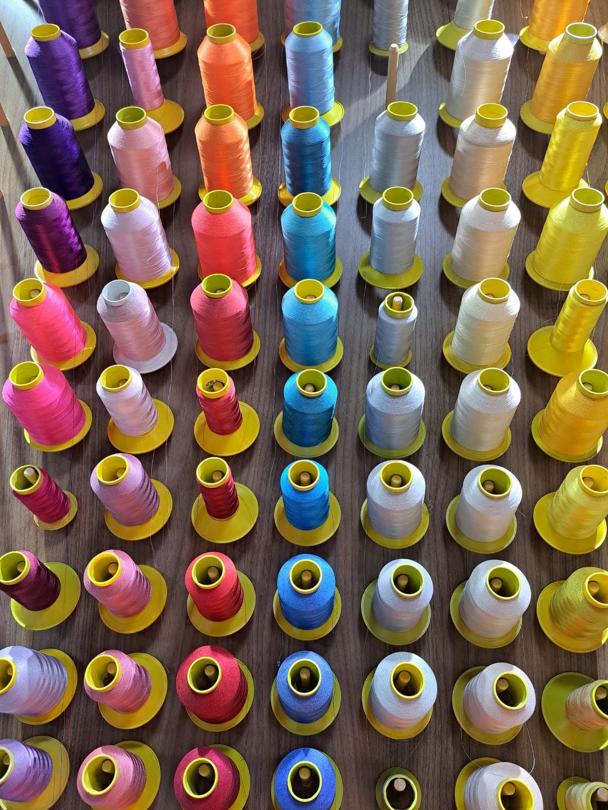 Linhas coloridas para bordado na unidade Iguatemi